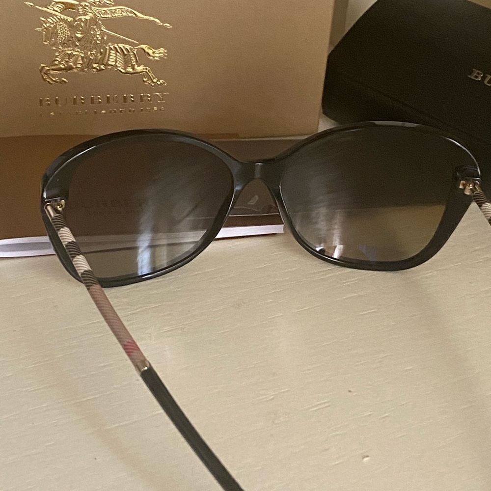 Brand new  Burberry polarised sunglasses 🔥… - Picture 13 of 13